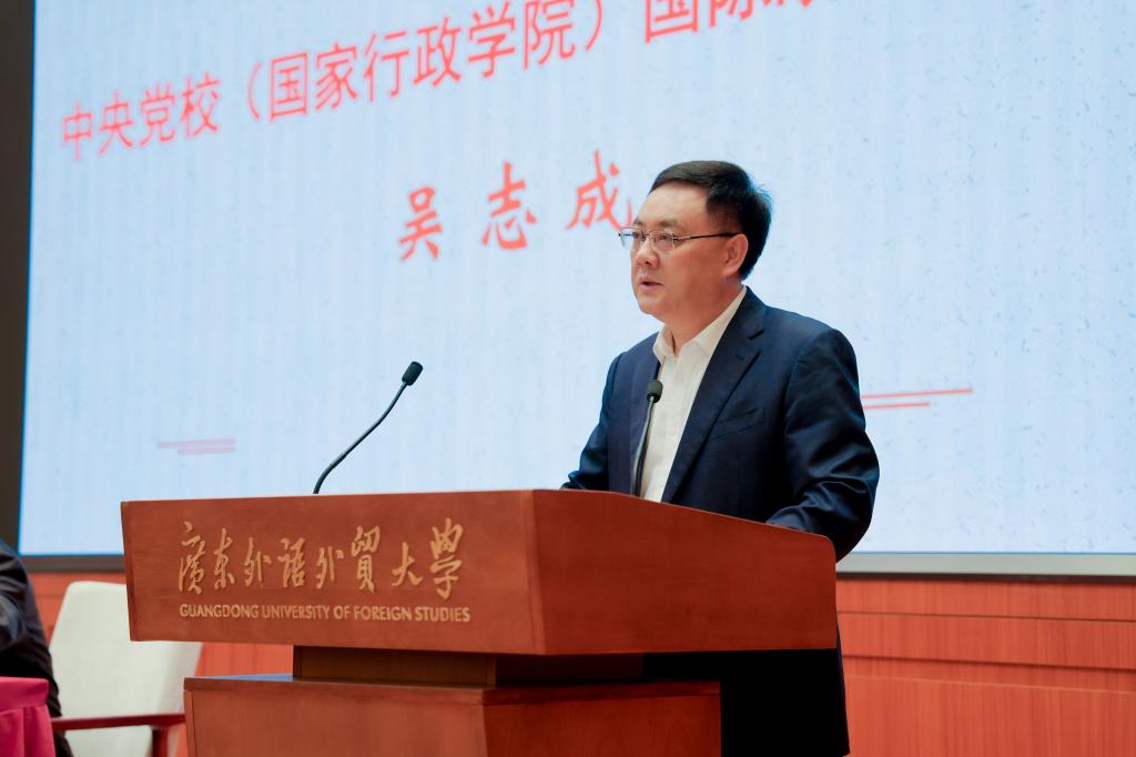 石佑启主持报告会.jpg 伟德国际1946