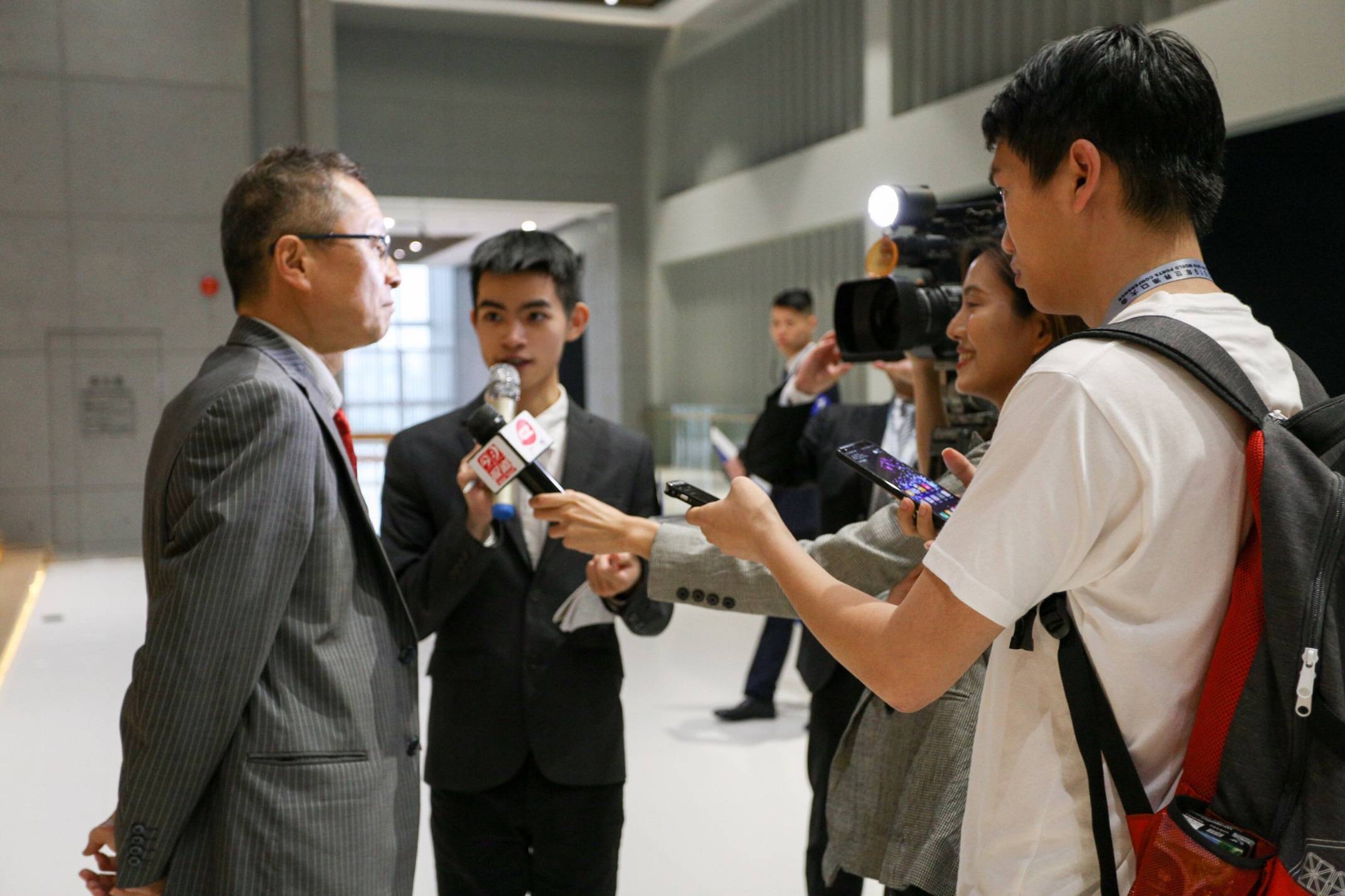 http://www.gdufs.edu.cn/__local/D/E1/A5/B6C8E20868902E3FA596102B219_7A5A83E2_332E53.png?e=.png