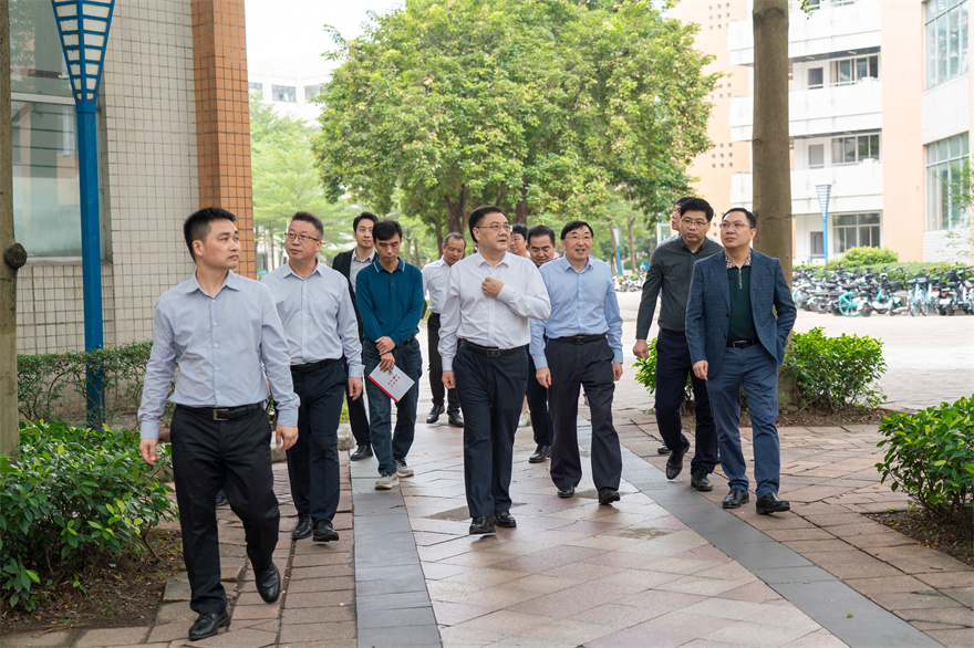 校领导一行走访大学城09.jpg 伟德国际1946