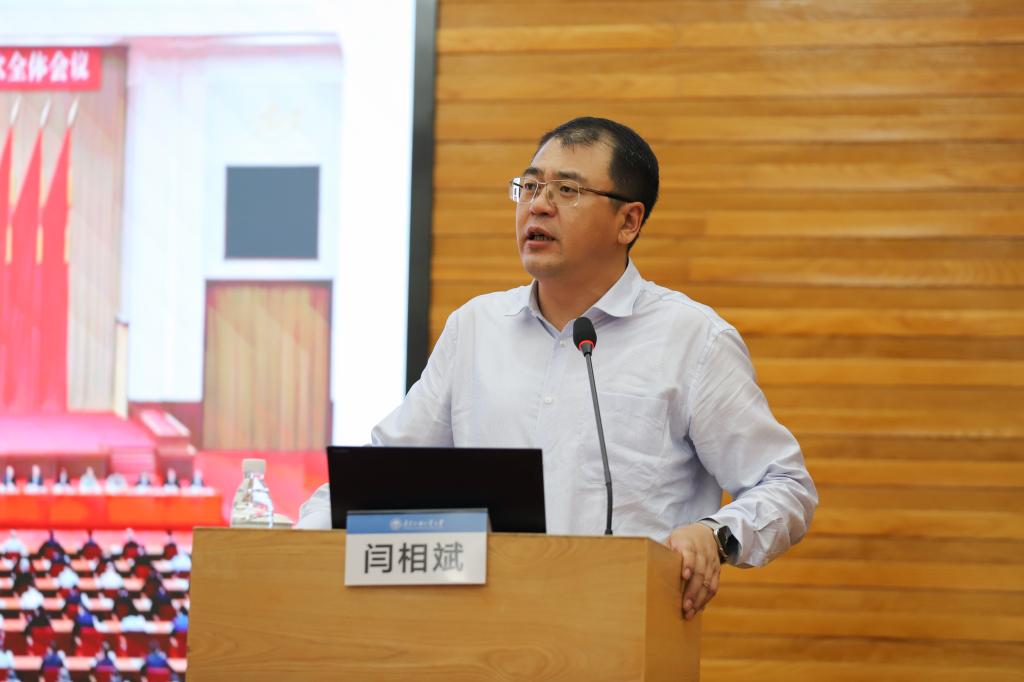 校长作讲座.jpg 伟德国际1946